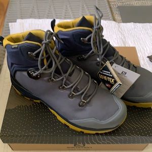 Salomon Men’s Hiking Bots